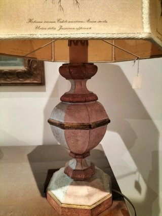 Lampada in legno lavorato a mano con decori florea