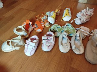 Zapatitos y sandalias bebé. 10 parells.