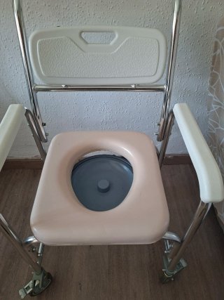 Silla WC y Baño Color Marfil con Ruedas