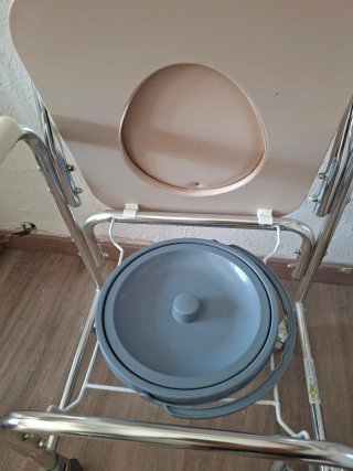 Silla WC y Baño Color Marfil con Ruedas