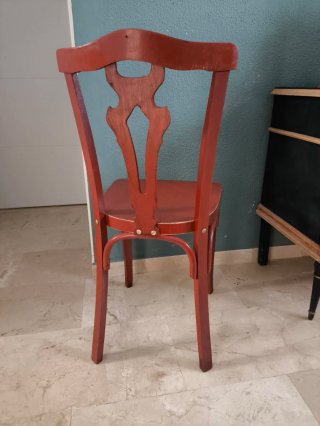 Silla antigua de madera roja
