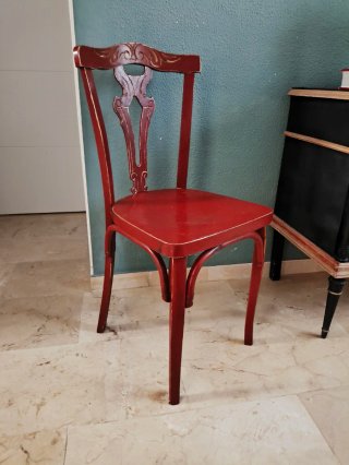 Silla antigua de madera roja