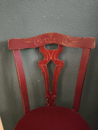 Silla antigua de madera roja