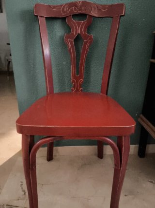 Silla antigua de madera roja