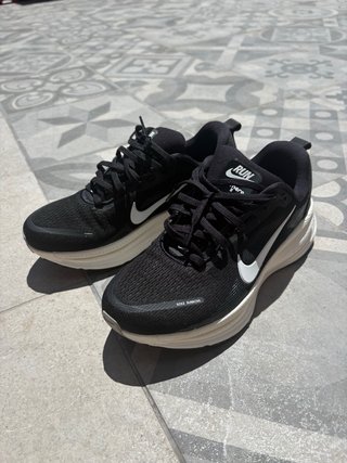 Nike Vomero 18 Talla 40.5 Negro/Blanco