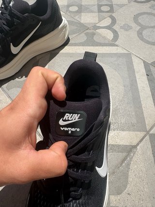Nike Vomero 18 Talla 40.5 Negro/Blanco
