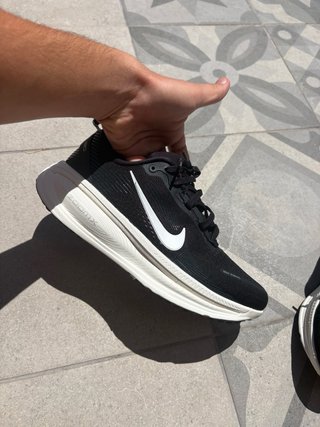 Nike Vomero 18 Talla 40.5 Negro/Blanco