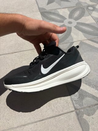 Nike Vomero 18 Talla 40.5 Negro/Blanco