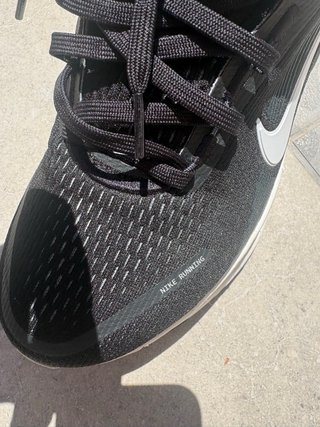 Nike Vomero 18 Talla 40.5 Negro/Blanco