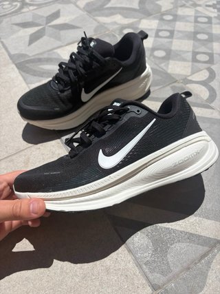 Nike Vomero 18 Talla 40.5 Negro/Blanco