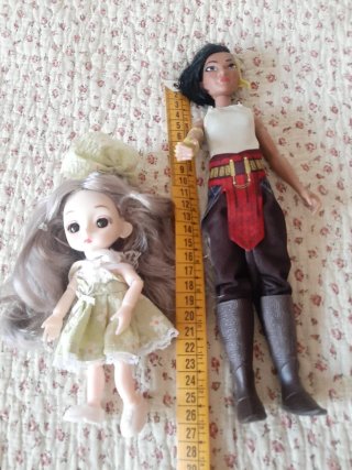 2 Muñecas, la pequeña articulada