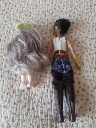 2 Muñecas, la pequeña articulada