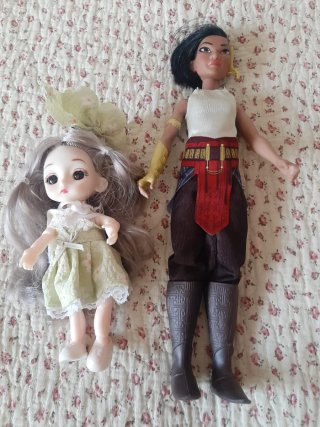 2 Muñecas, la pequeña articulada