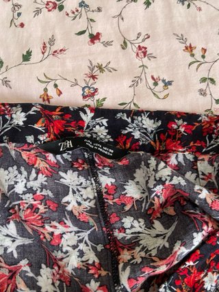 Falda midi floral negra y roja