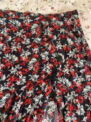 Falda midi floral negra y roja