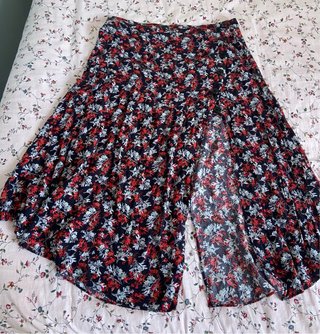 Falda midi floral negra y roja