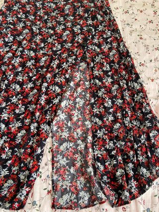 Falda midi floral negra y roja