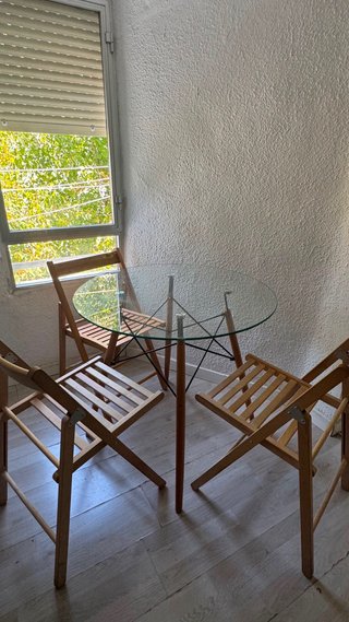Mesa cristal redonda y 3 sillas de madera