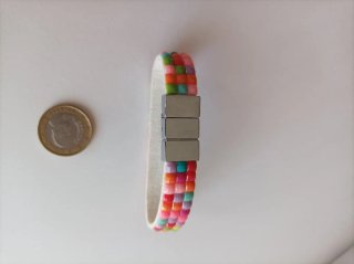 Pulsera multicolor con cierre magnético