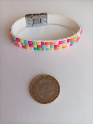 Pulsera multicolor con cierre magnético
