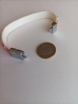 Pulsera multicolor con cierre magnético