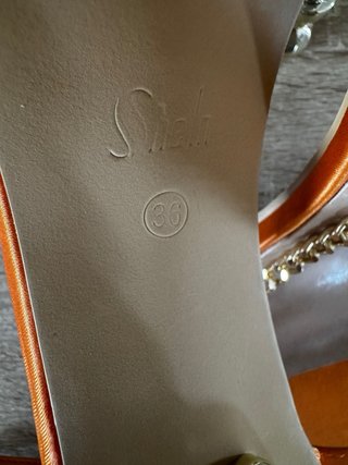 Sandalias Naranja Satinadas Tacón Cadena Dorada