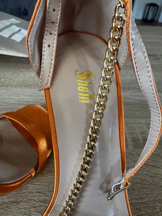 Sandalias Naranja Satinadas Tacón Cadena Dorada