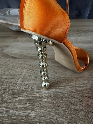 Sandalias Naranja Satinadas Tacón Cadena Dorada