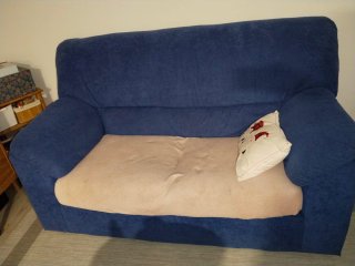 Sofá de tela azul y beige