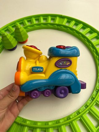 Tren de juguete con vías para bebés
