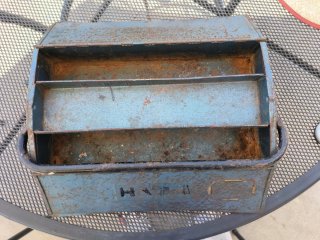 Caja de herramientas metálica azul