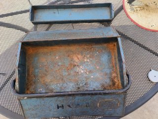 Caja de herramientas metálica azul