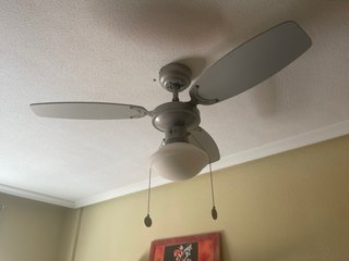 Ventilador de techo gris y blanco, en buen estado