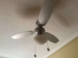 Ventilador de techo gris y blanco, en buen estado