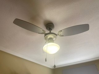 Ventilador de techo gris y blanco, en buen estado