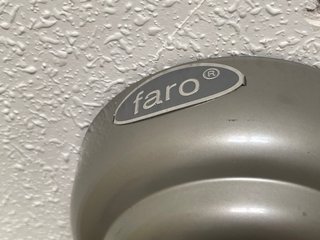 Ventilador de techo gris y blanco, en buen estado