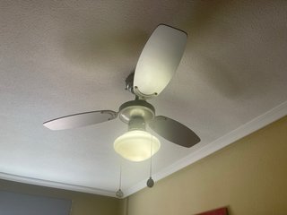 Ventilador de techo gris y blanco, en buen estado