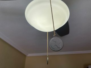 Ventilador de techo gris y blanco, en buen estado