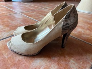 Zapatos de tacón Jardin beige peep toe
