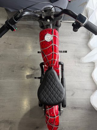 Moto Eléctrica Estilo Cruiser Roja y Negra