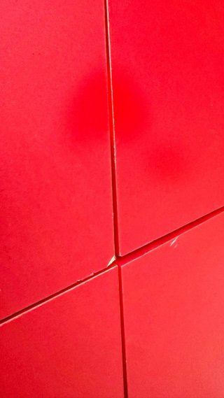 Cómoda Roja con Cajones Metálicos