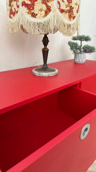 Cómoda Roja con Cajones Metálicos