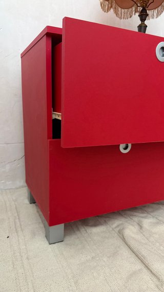 Cómoda Roja con Cajones Metálicos
