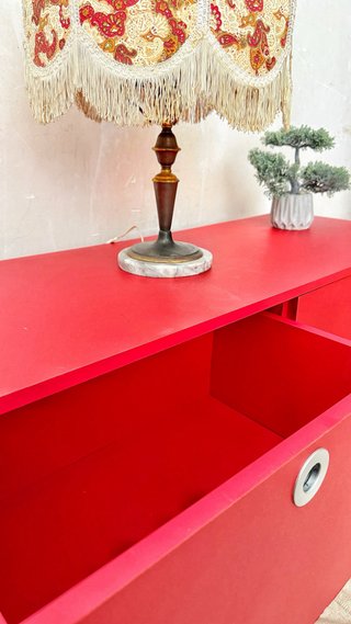 Cómoda Roja con Cajones Metálicos