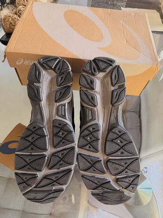 Zapatillas Asics Negras y Grises