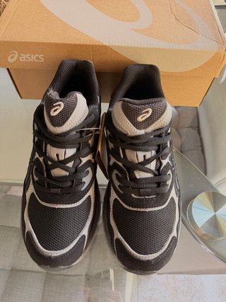Zapatillas Asics Negras y Grises