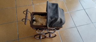 Cochecito de muñecas antiguo