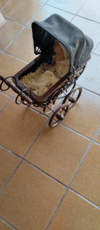 Cochecito de muñecas antiguo