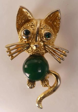 Broche de Gato de Metal Dorado con Piedras Verdes