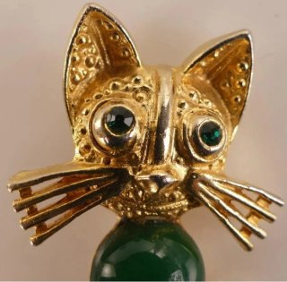 Broche de Gato de Metal Dorado con Piedras Verdes